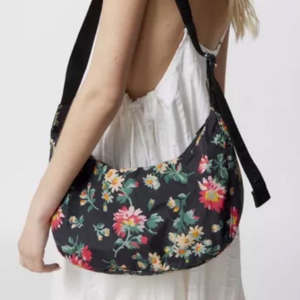 BAGGU MEDIUM NYLON CRESCENT BAG IN COLOR LAURA ASHLEY RHIAN DAISY